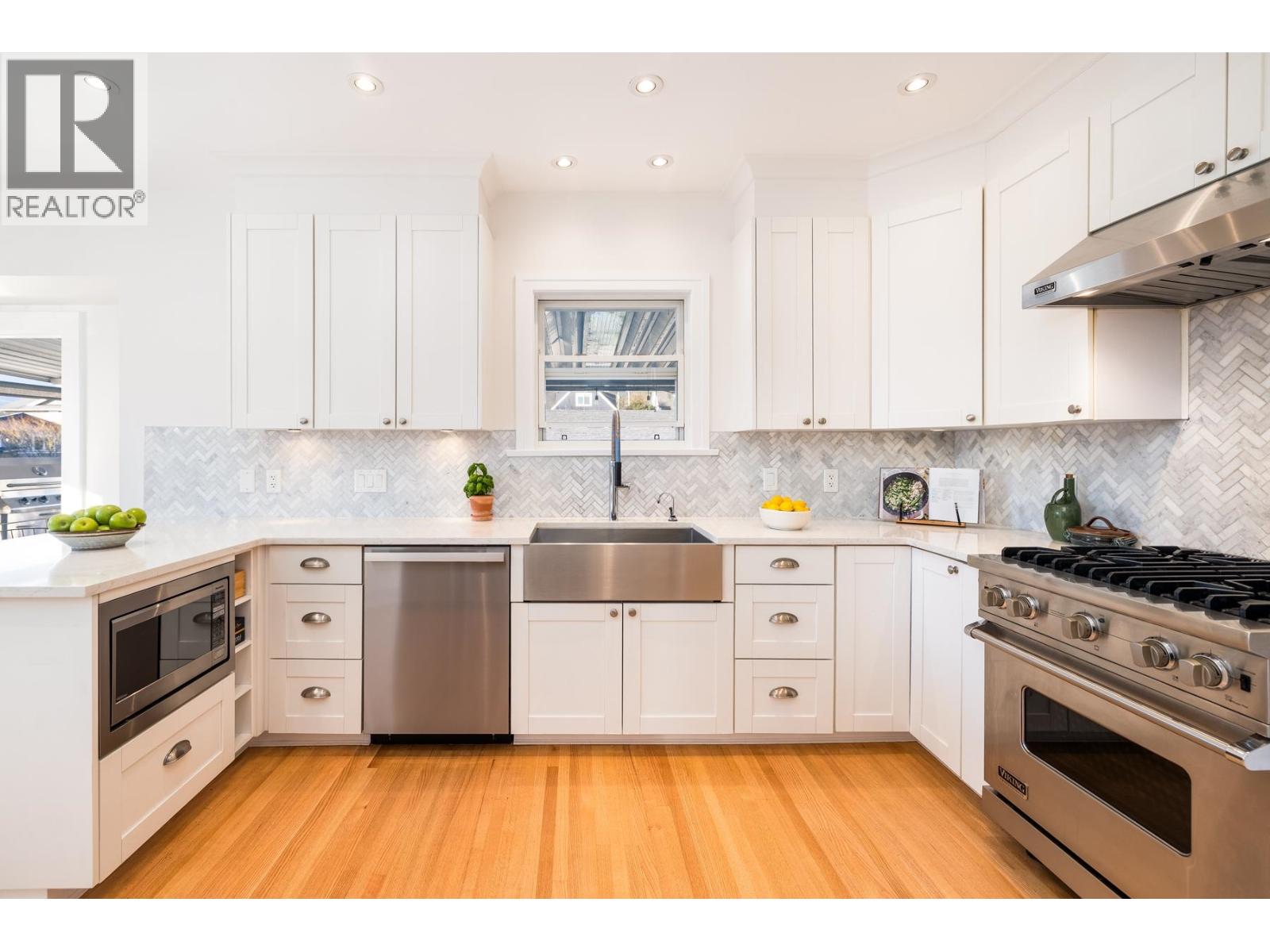 404 E 15TH STREET, North Vancouver