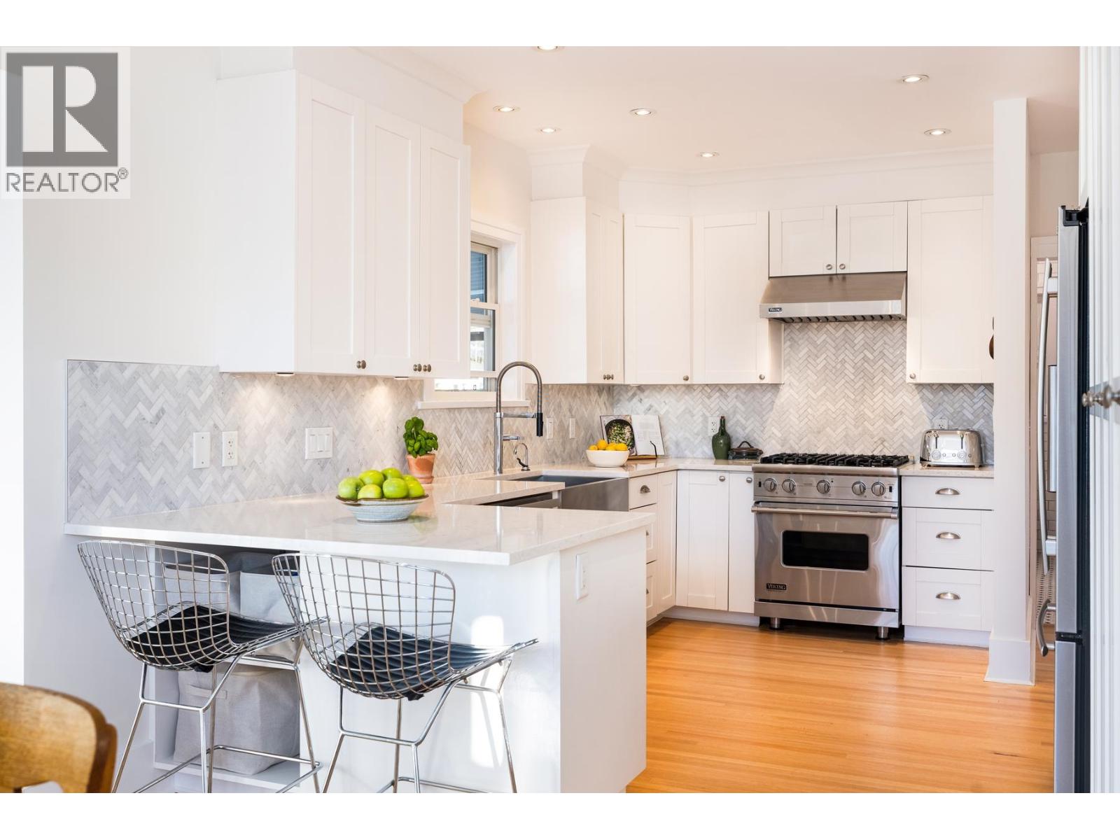 404 E 15TH STREET, North Vancouver