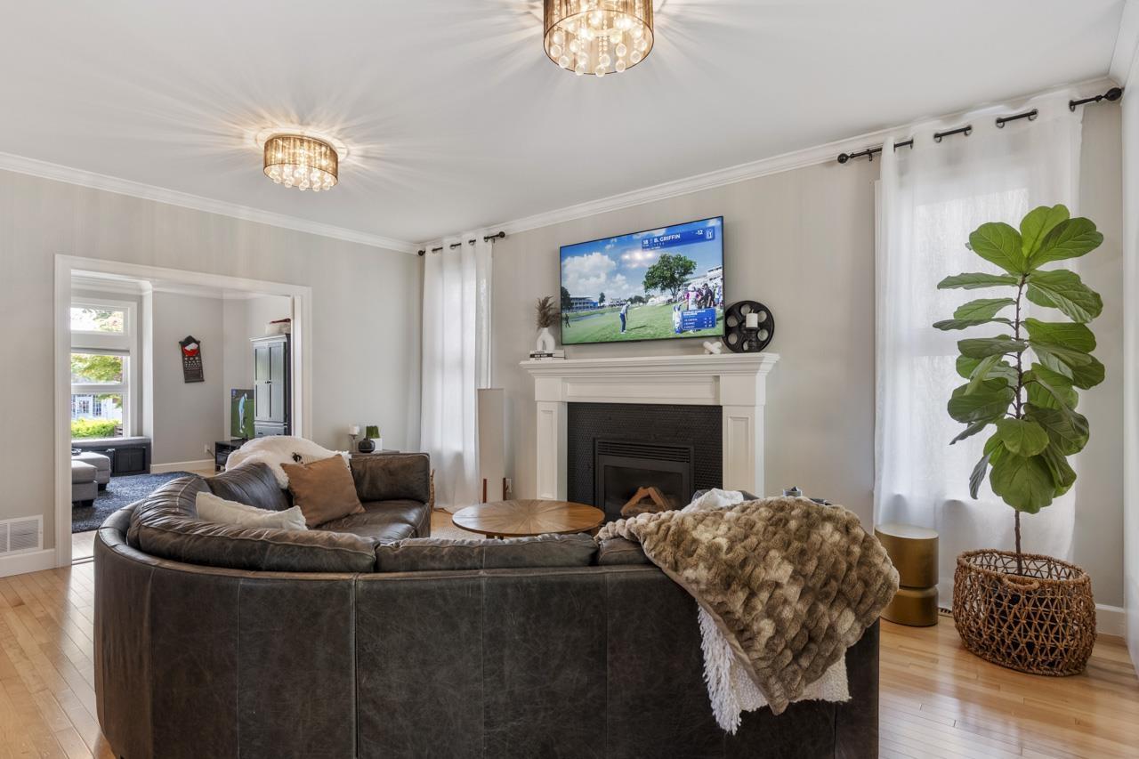 835 KENT STREET, White Rock