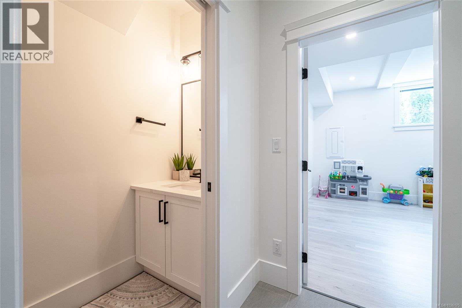  3880 Wilkinson Road, Saanich