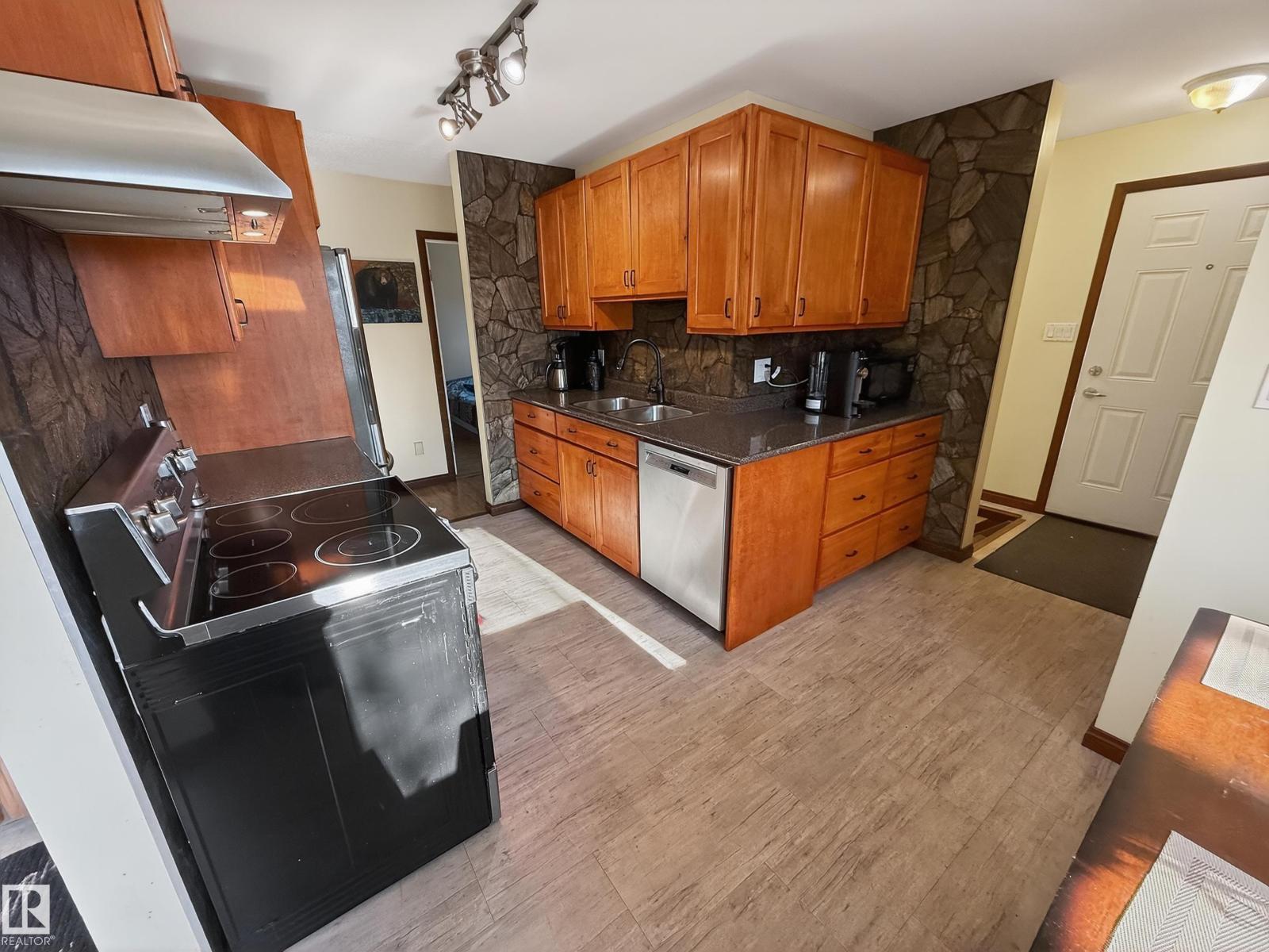 8316 122 AV NW, Edmonton