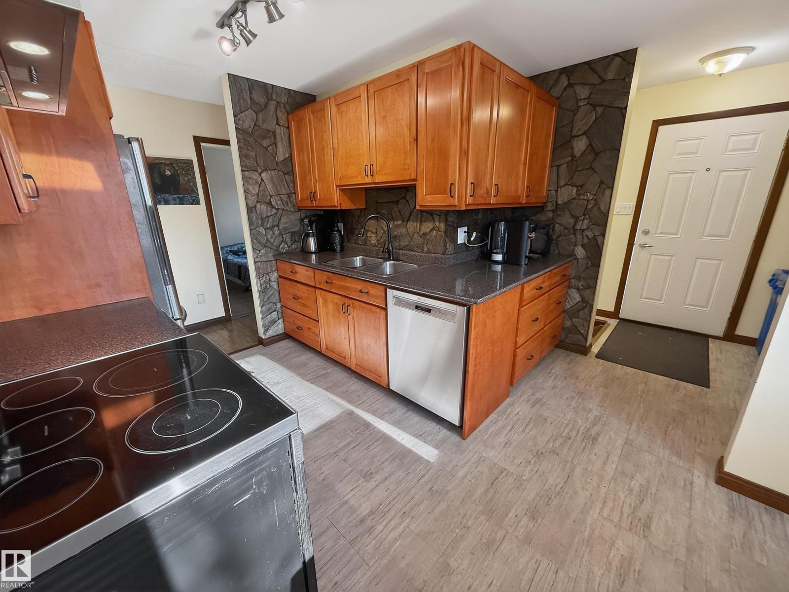 8316 122 AV NW, Edmonton