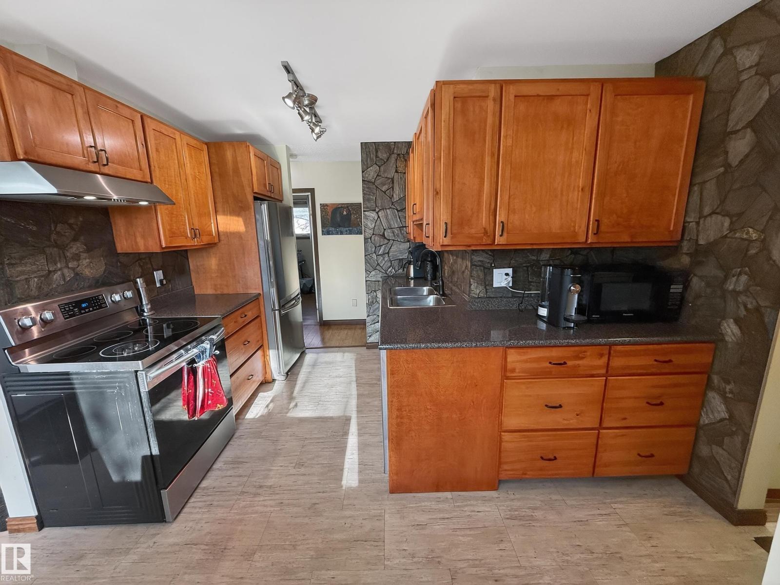 8316 122 AV NW, Edmonton