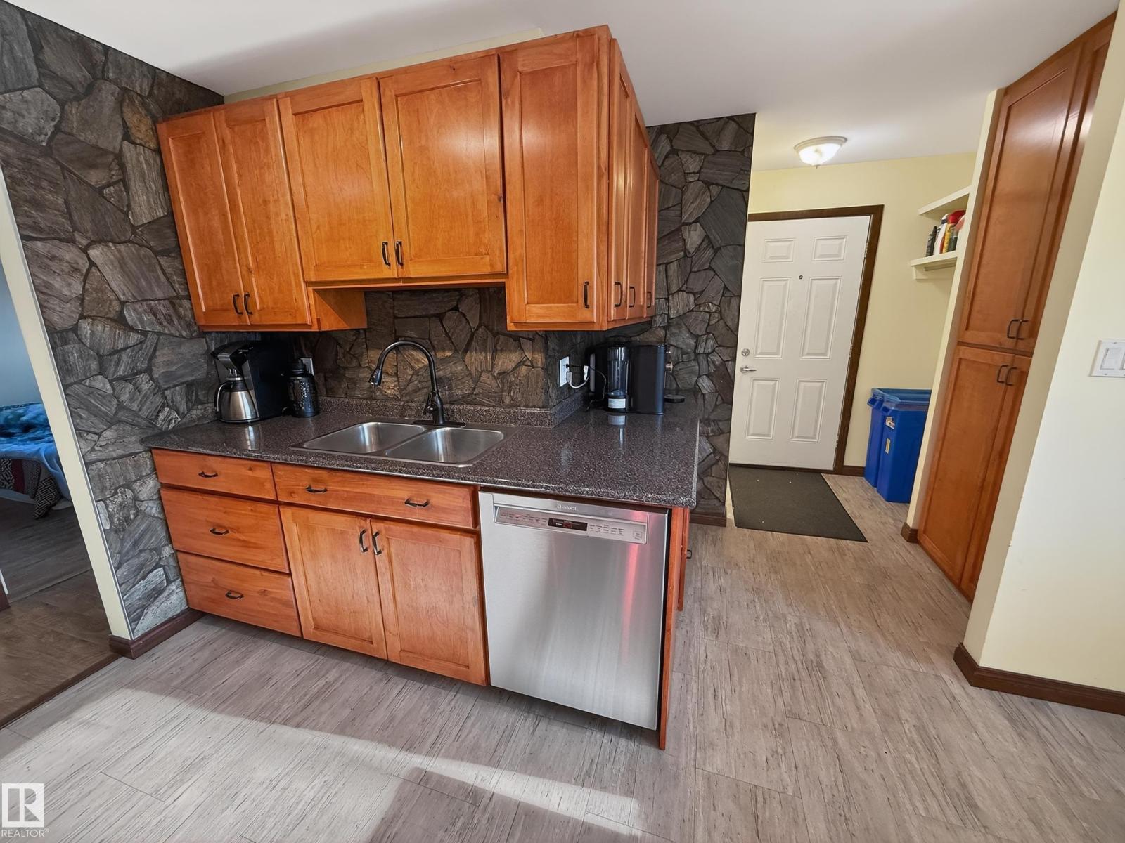 8316 122 AV NW, Edmonton