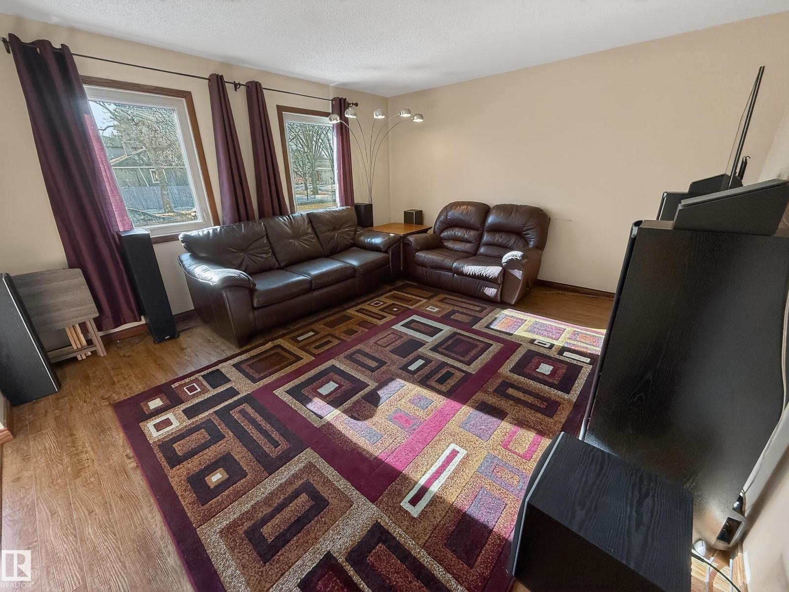 8316 122 AV NW, Edmonton