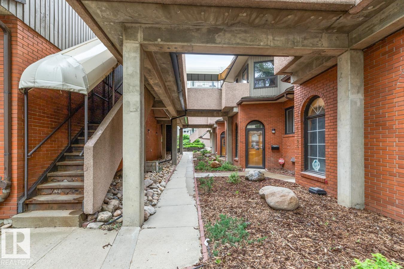 11122 83 AV NW, Edmonton