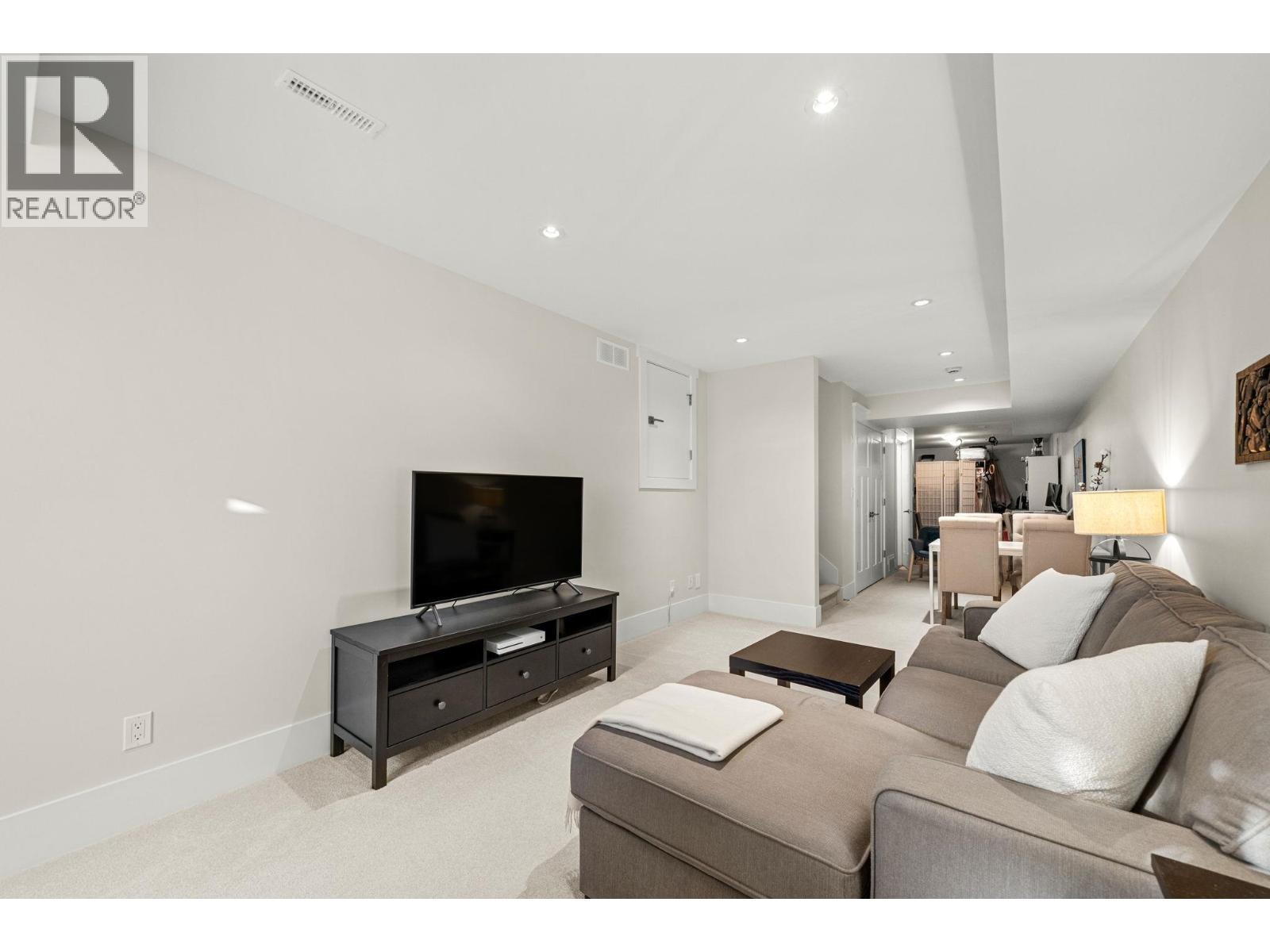 244 E 18TH STREET, North Vancouver