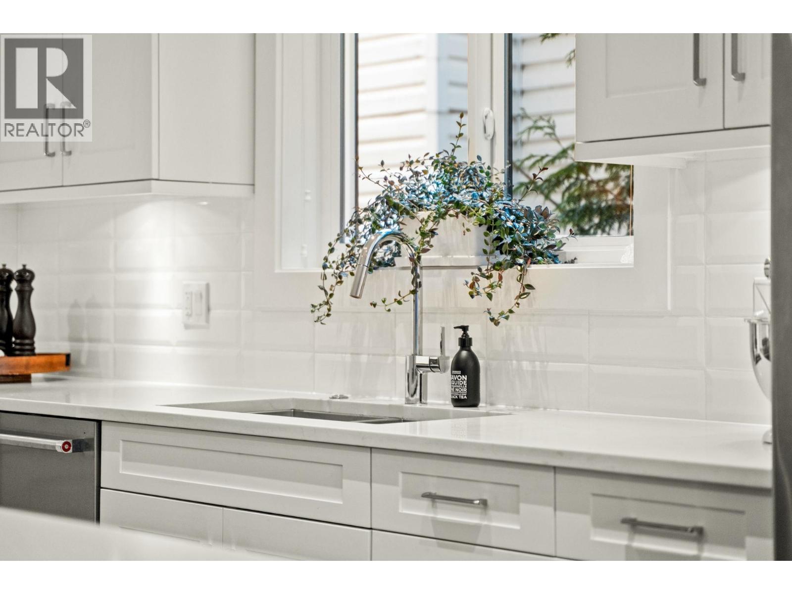 244 E 18TH STREET, North Vancouver