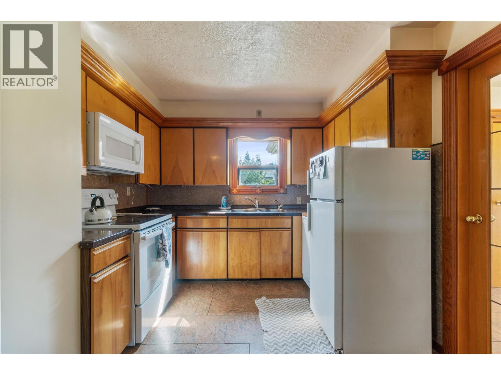 1080 20 Avenue SW, Salmon Arm