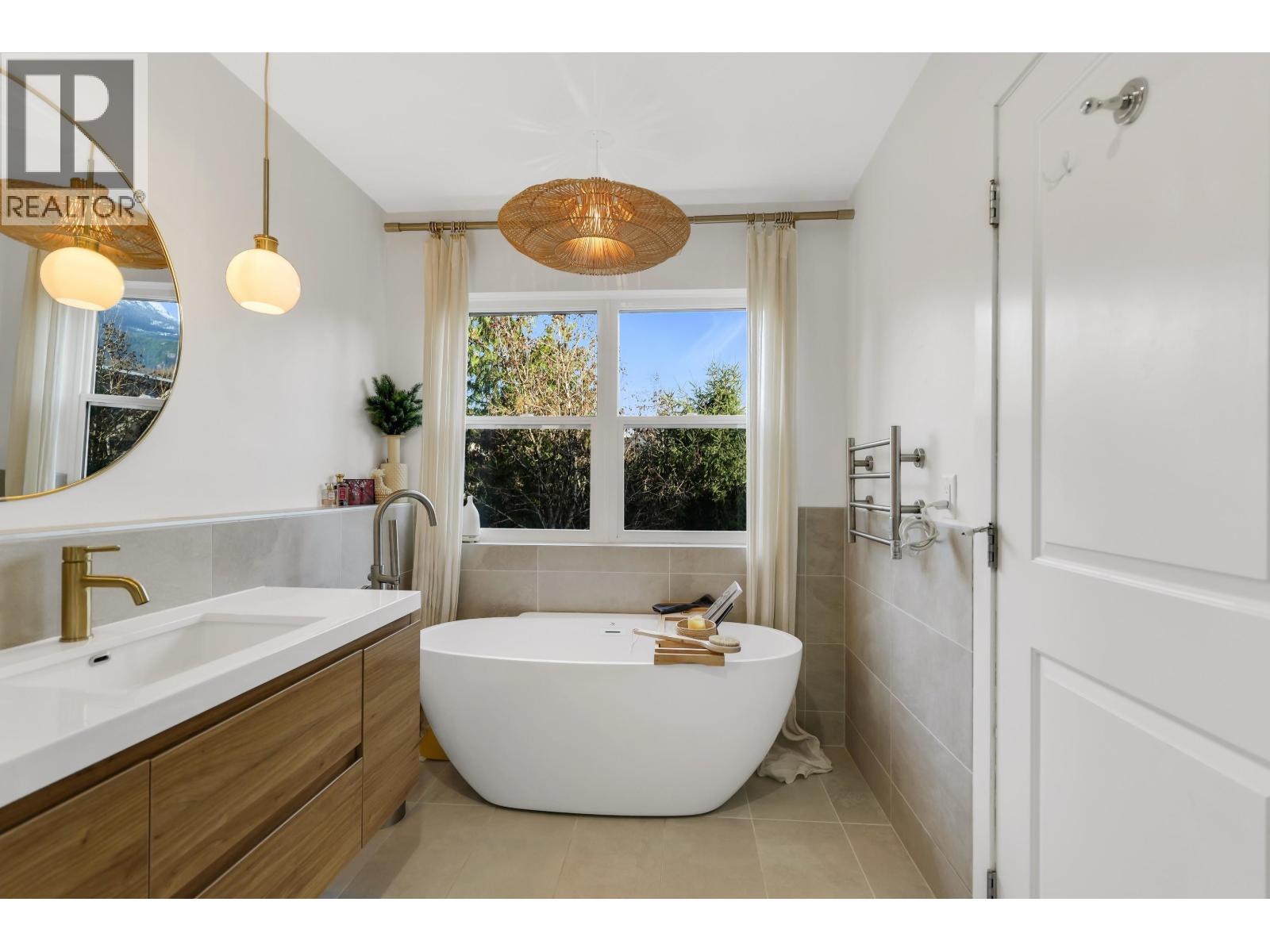 21 40137 GOVERNMENT ROAD, Squamish