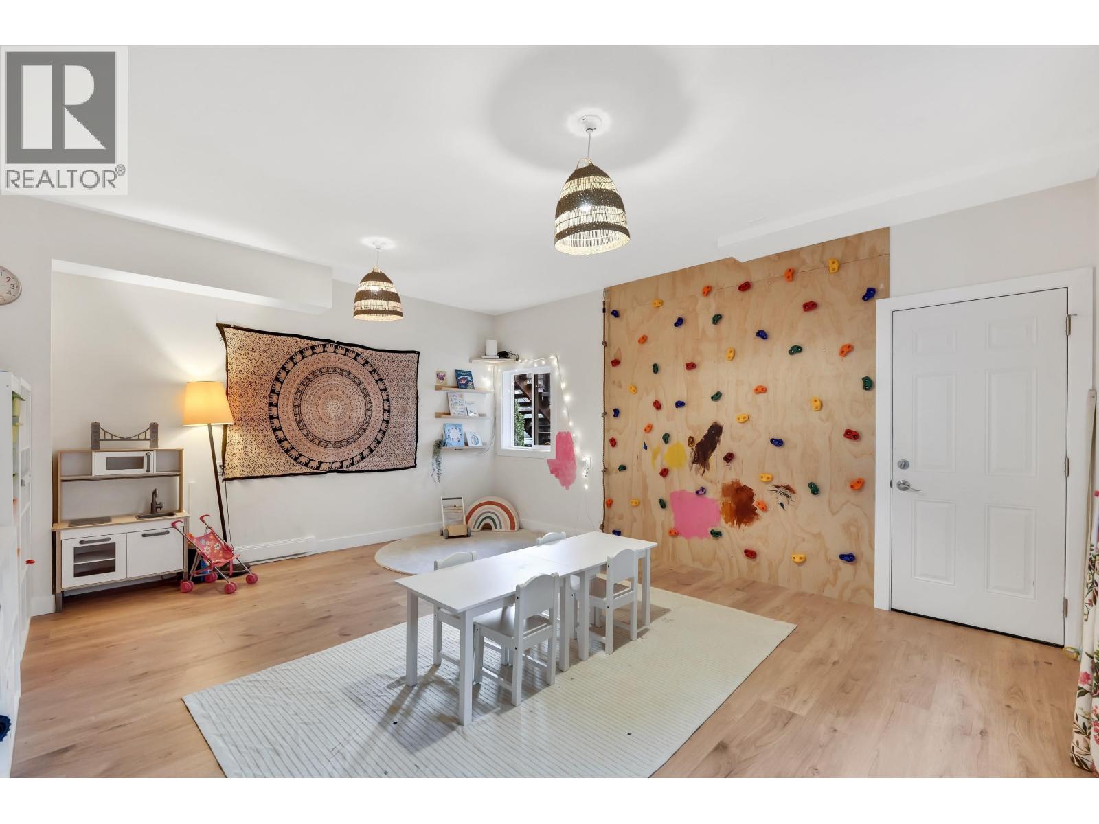 21 40137 GOVERNMENT ROAD, Squamish