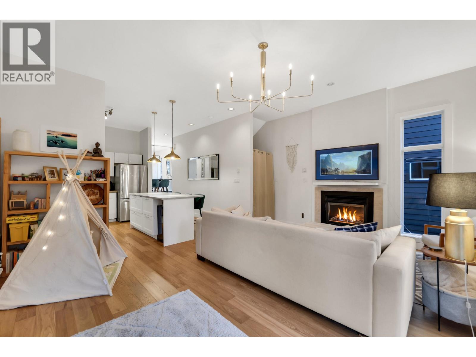 21 40137 GOVERNMENT ROAD, Squamish