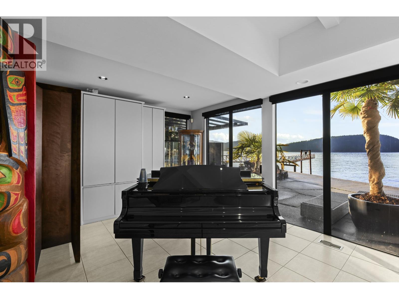 2 STRACHAN POINT ROAD, West Vancouver