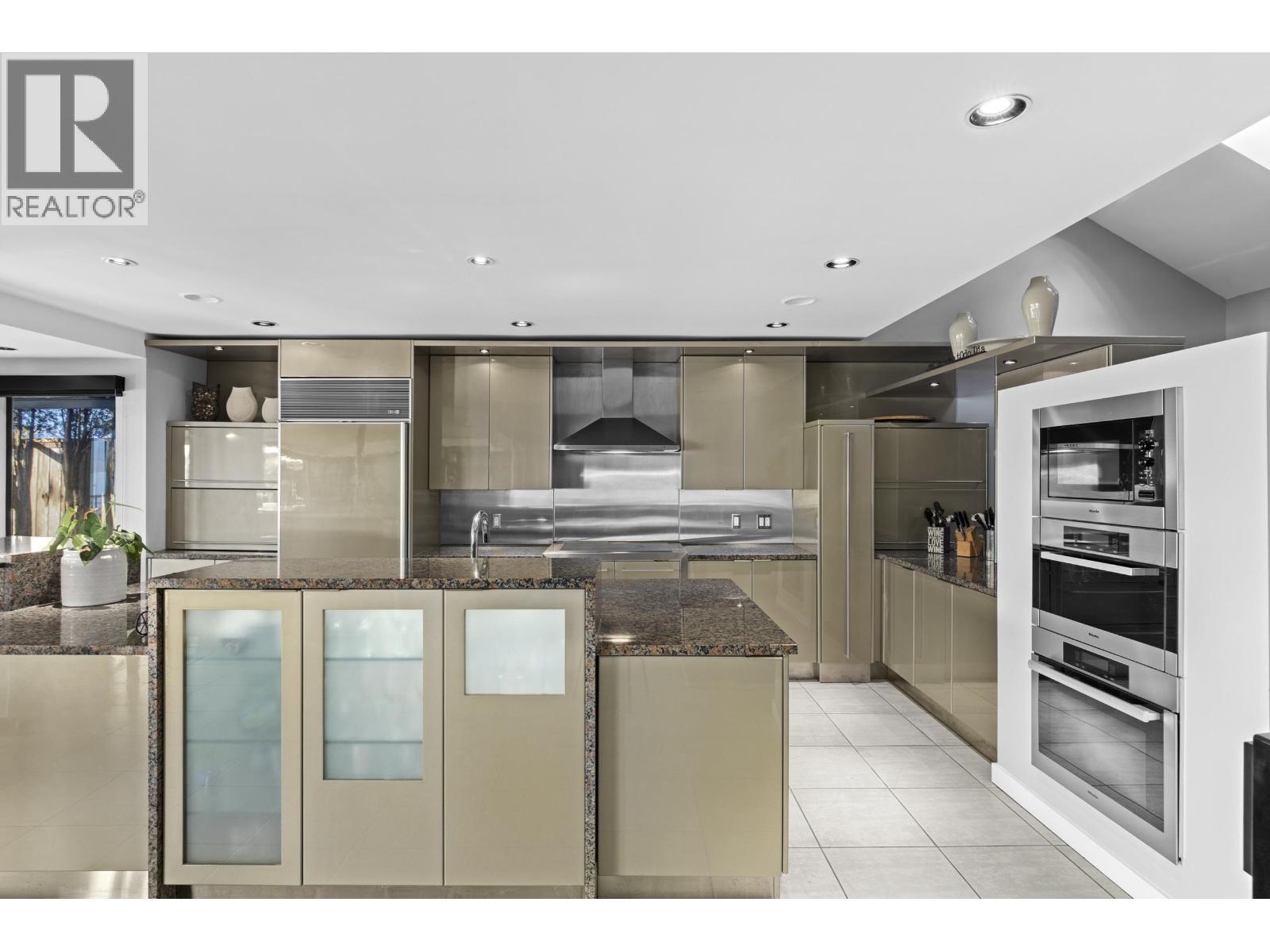 2 STRACHAN POINT ROAD, West Vancouver