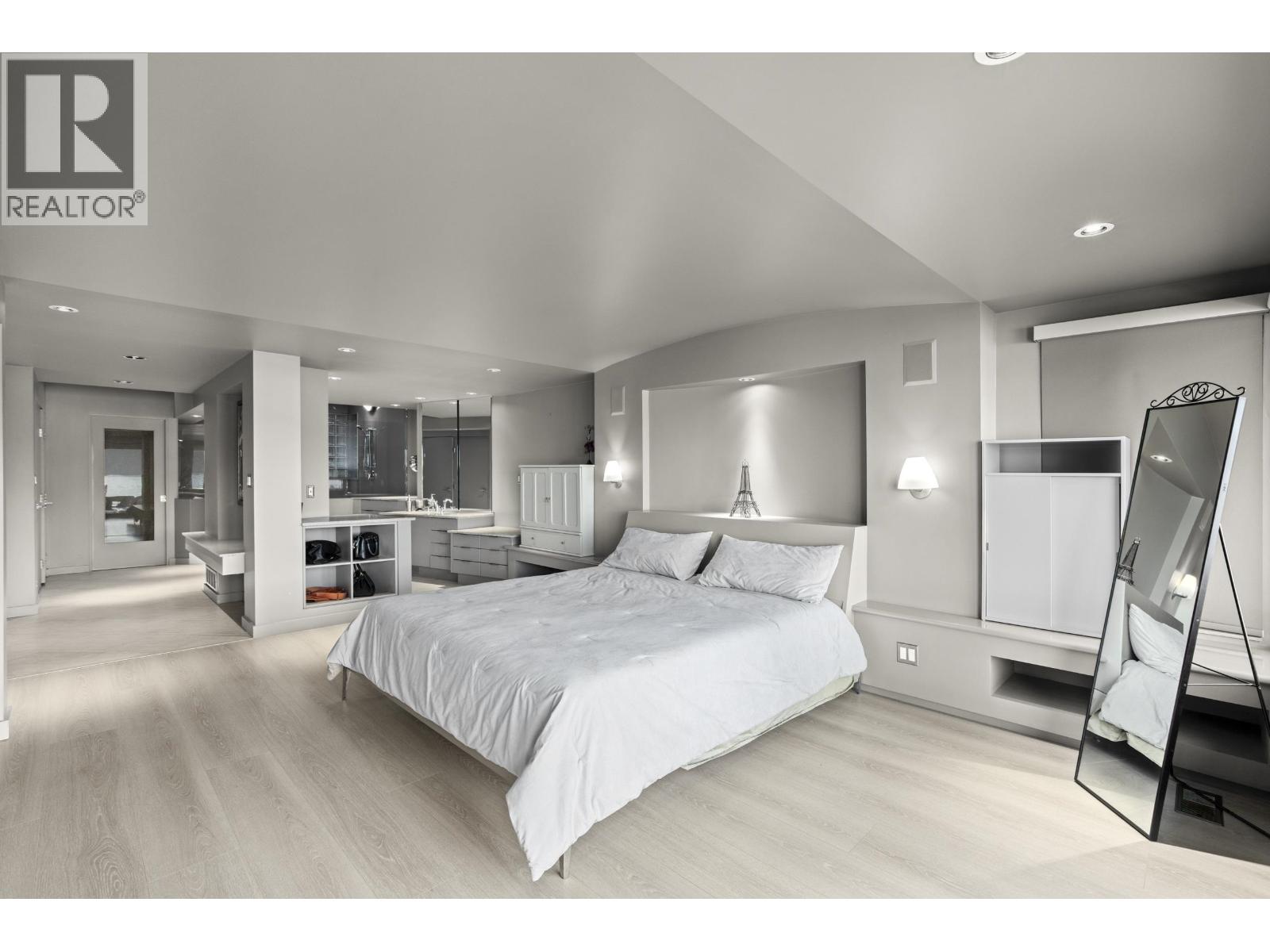 2 STRACHAN POINT ROAD, West Vancouver