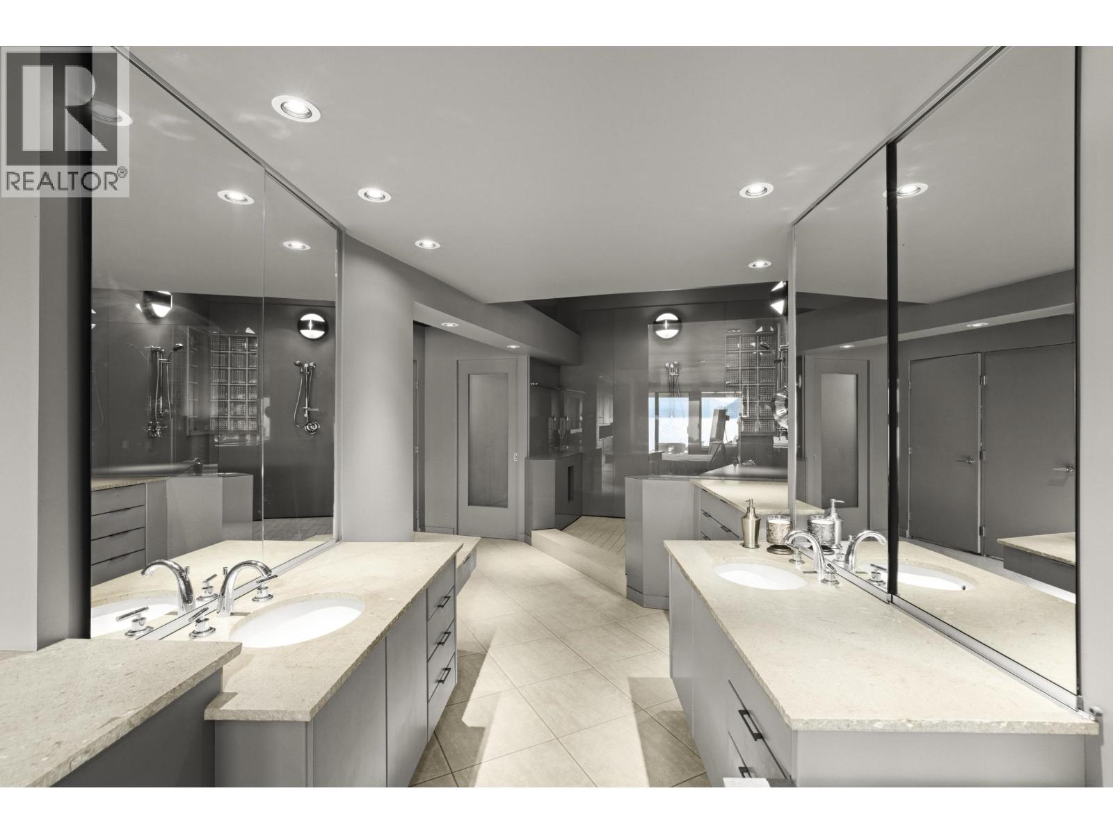 2 STRACHAN POINT ROAD, West Vancouver