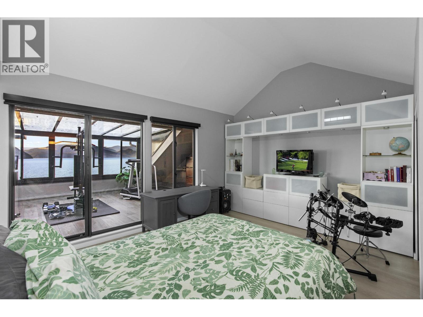 2 STRACHAN POINT ROAD, West Vancouver