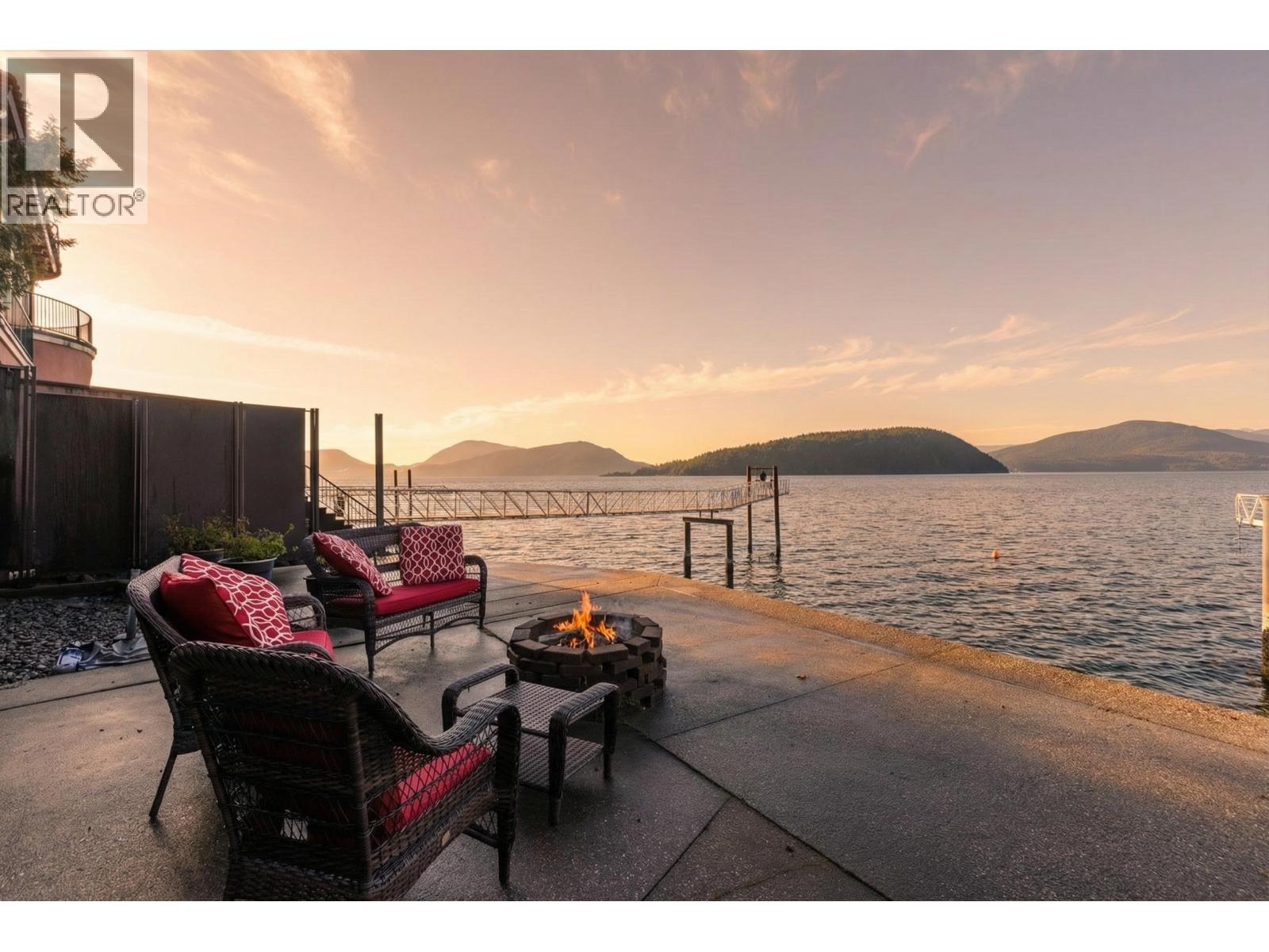 2 STRACHAN POINT ROAD, West Vancouver