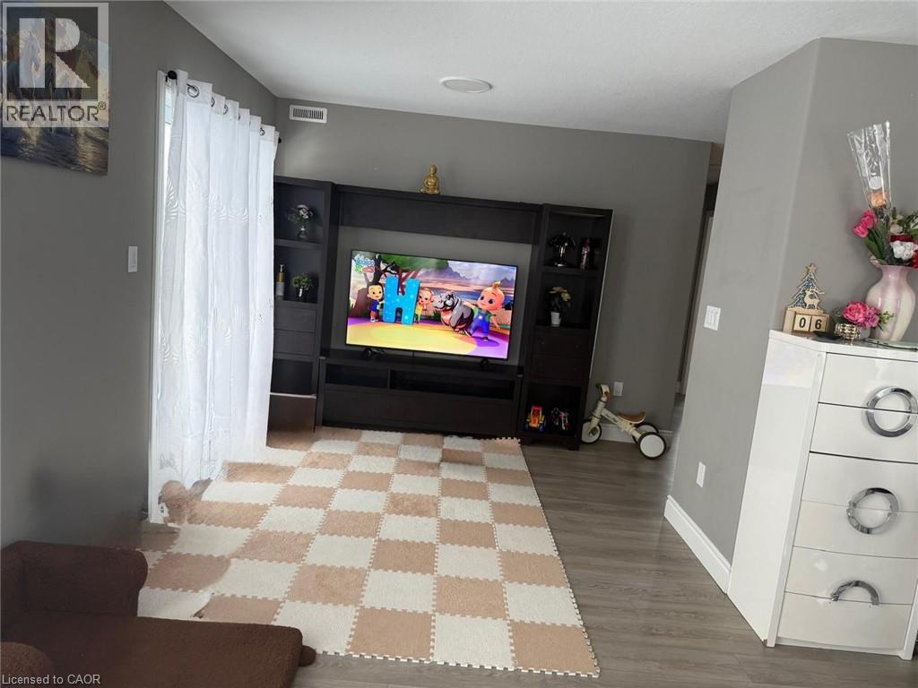 #2 379 N ROMEO Street N - 17