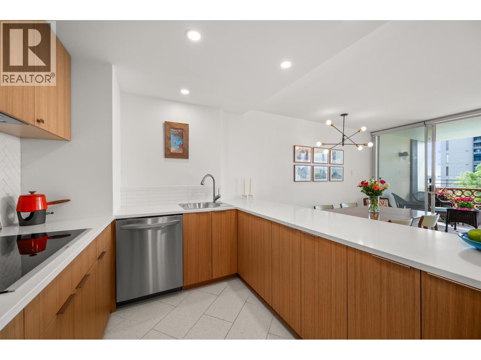 102 2135 ARGYLE AVENUE, West Vancouver