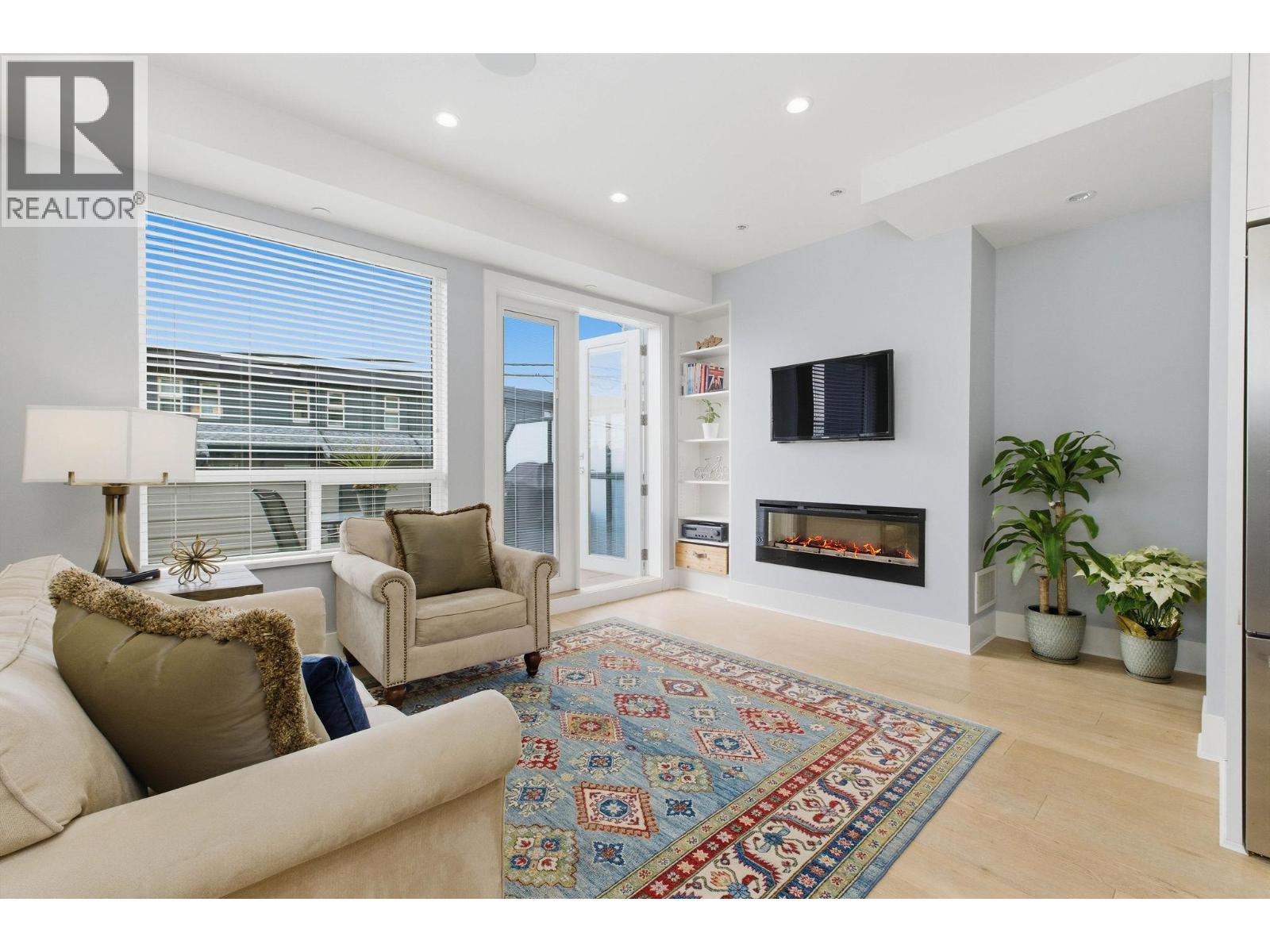 255 E 6TH STREET, North Vancouver