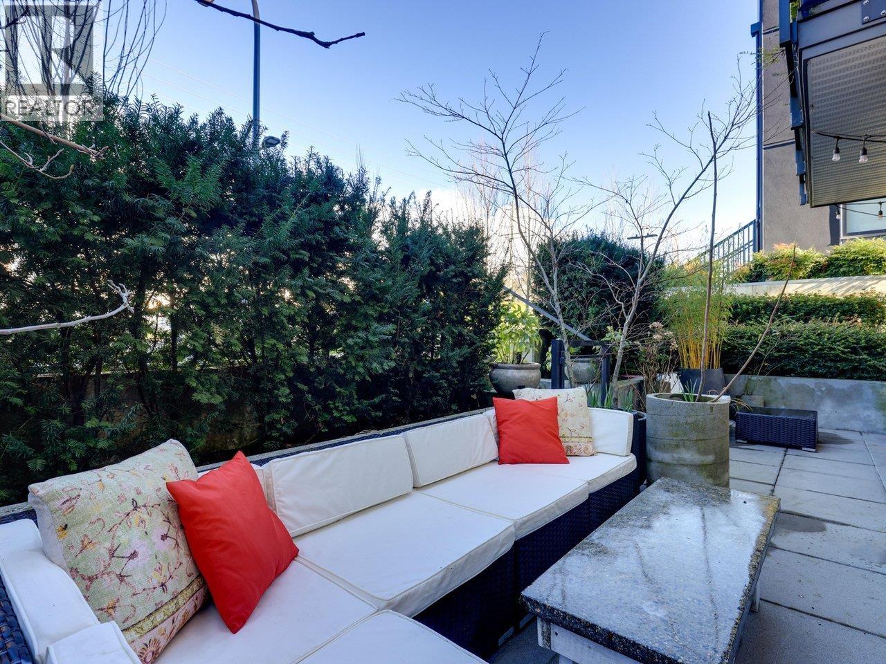 106 625 E 3RD STREET, North Vancouver