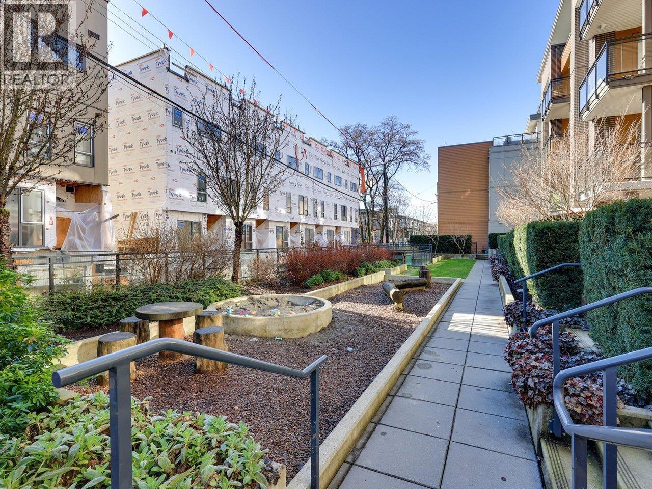 106 625 E 3RD STREET, North Vancouver
