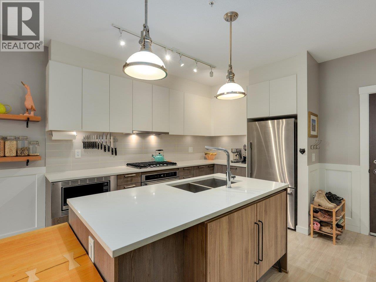 106 625 E 3RD STREET, North Vancouver