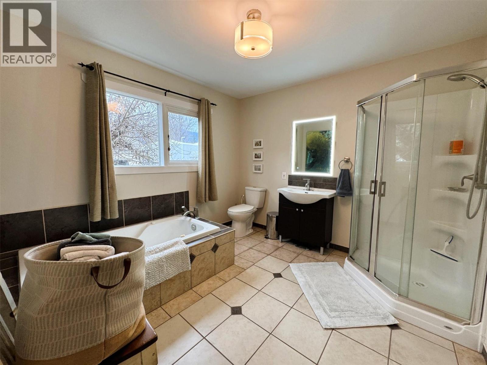 8176 Riverside Drive, Grand Forks