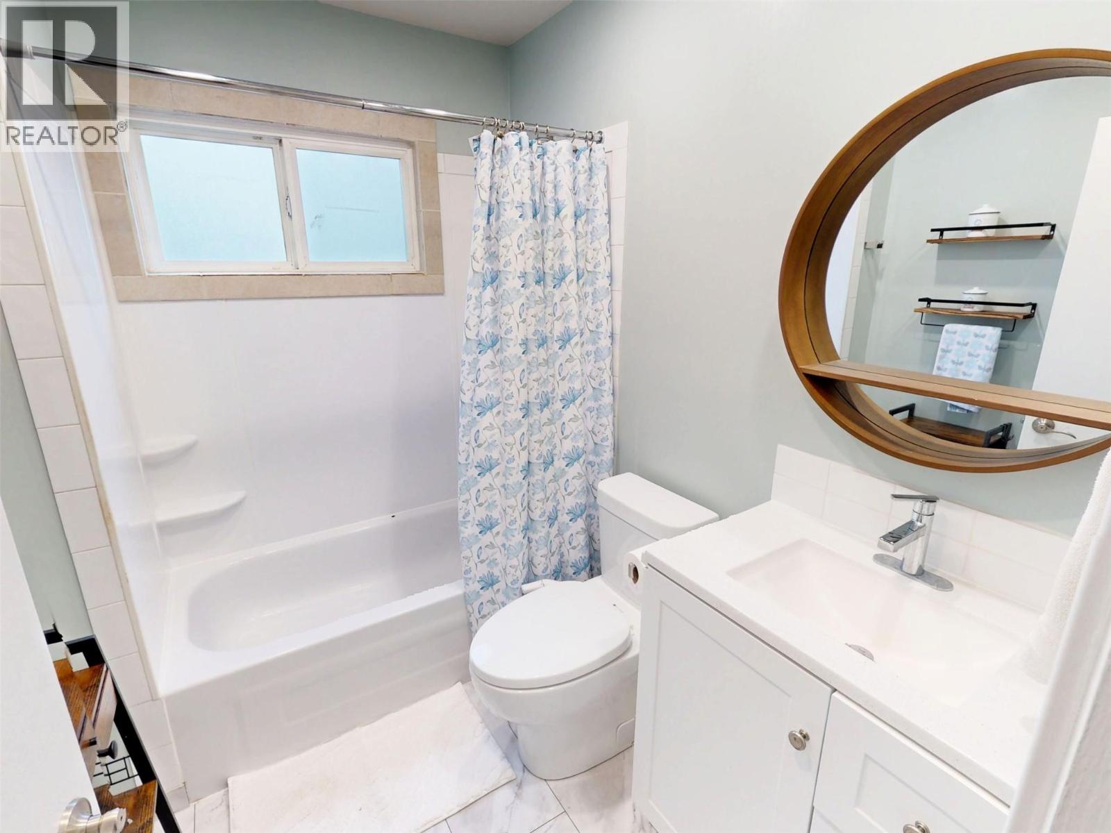 8176 Riverside Drive, Grand Forks