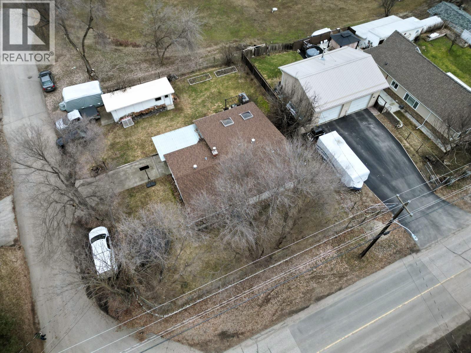 8176 Riverside Drive, Grand Forks