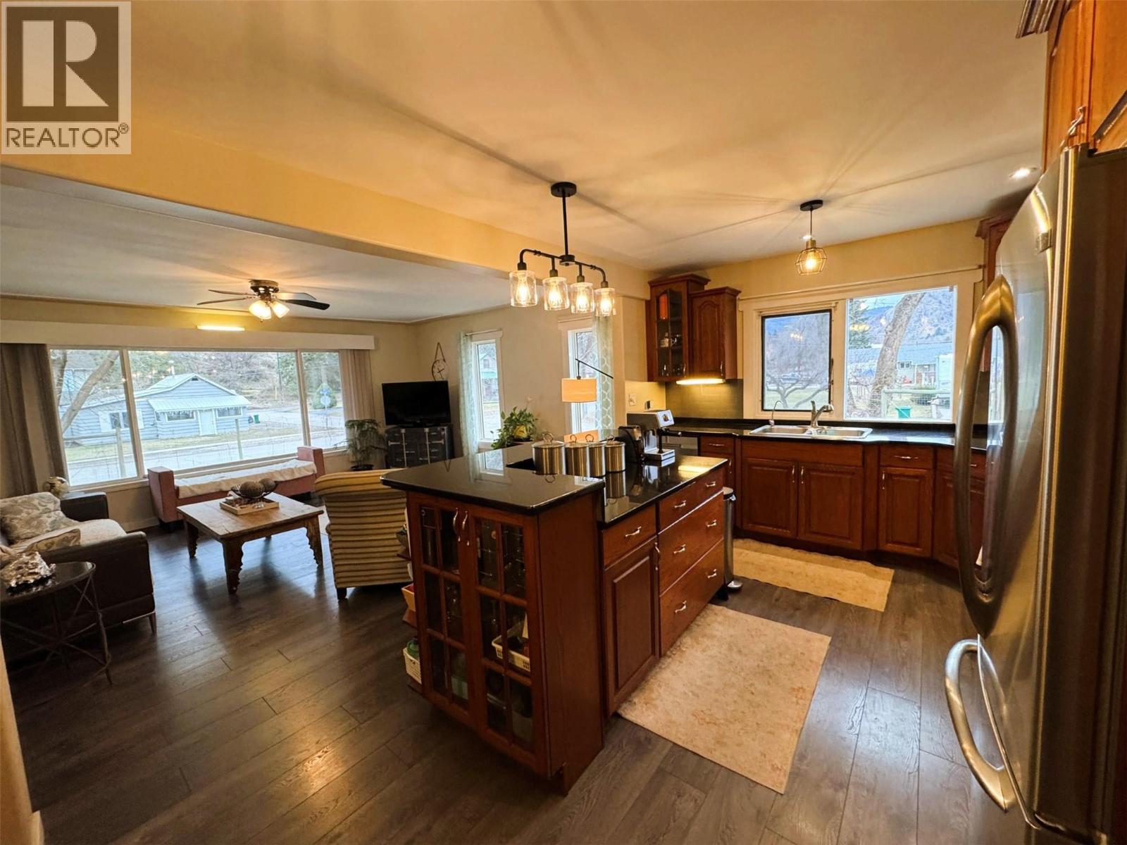 8176 Riverside Drive, Grand Forks