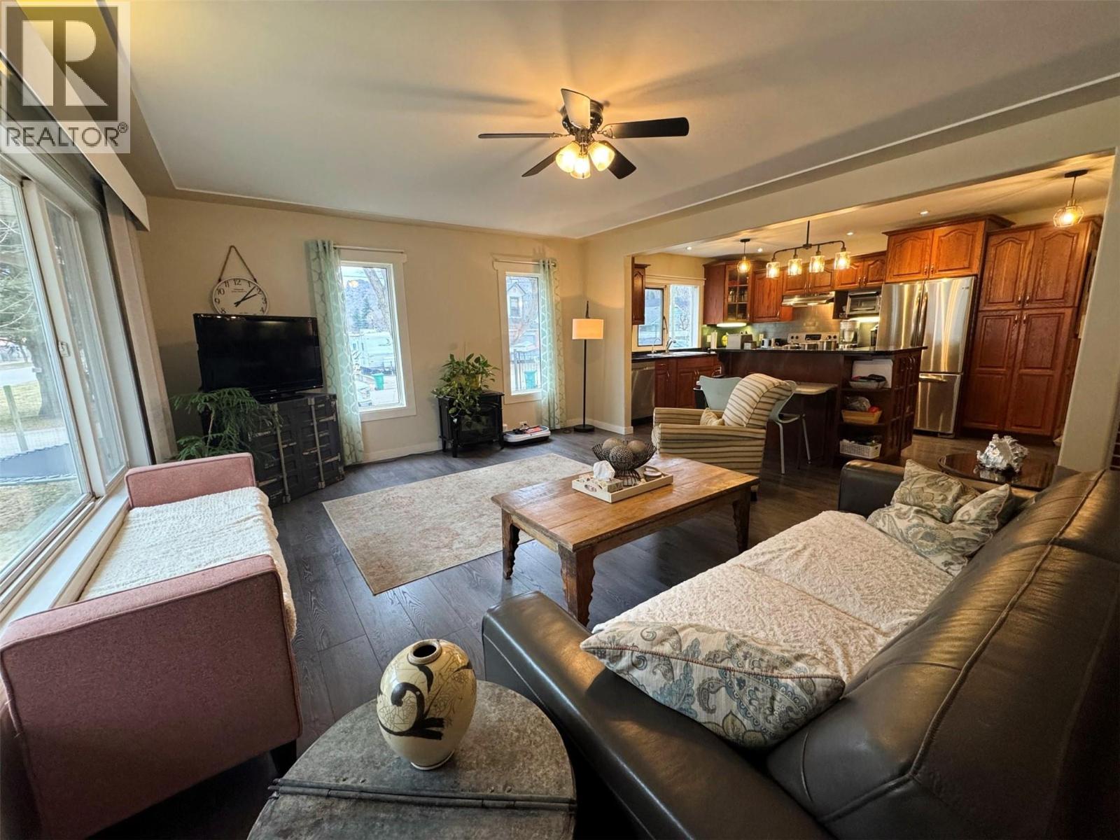 8176 Riverside Drive, Grand Forks