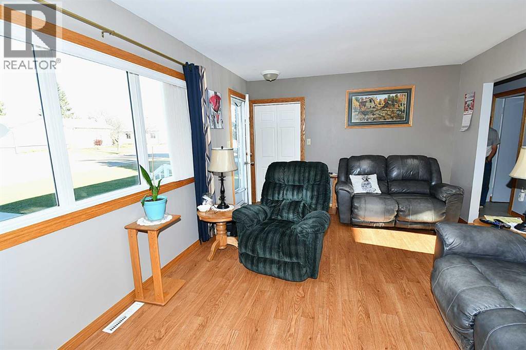 325 4 Avenue - Photo 5 of 41, Bassano, Alberta