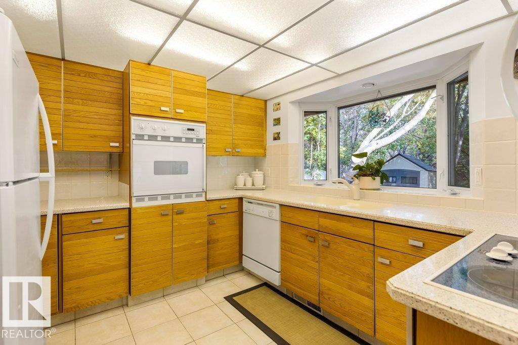 8 GREEN LEES PL, St. Albert