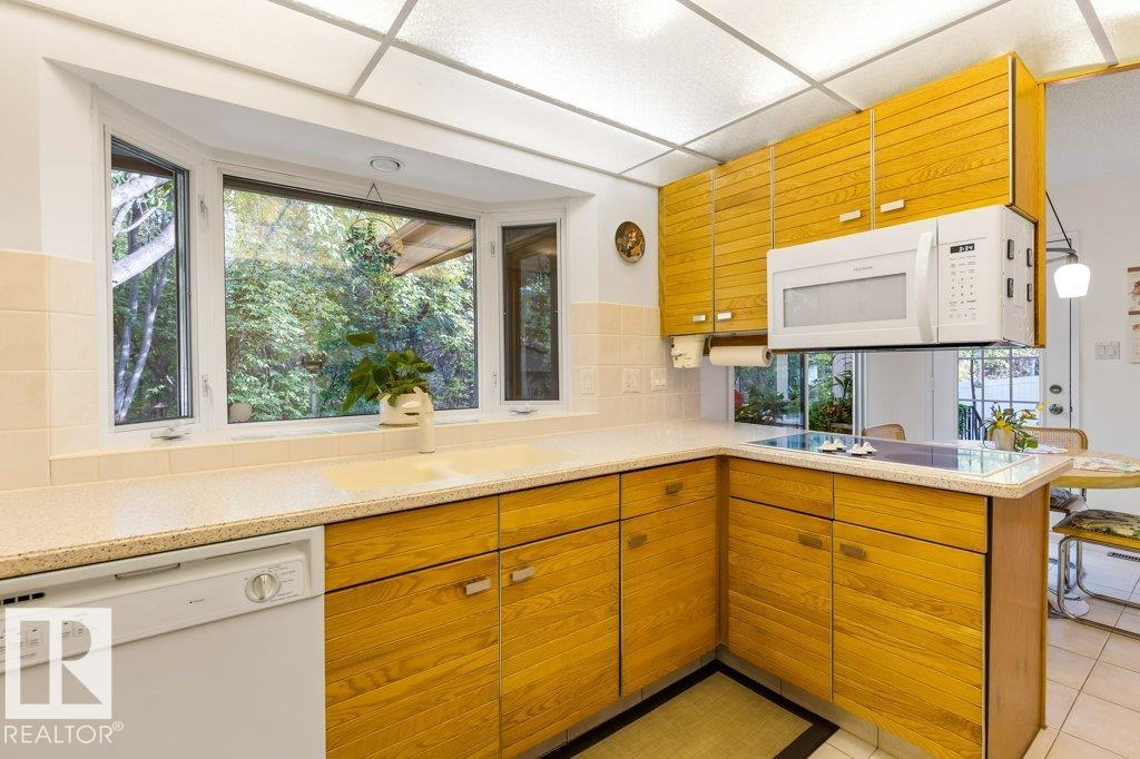 8 GREEN LEES PL, St. Albert