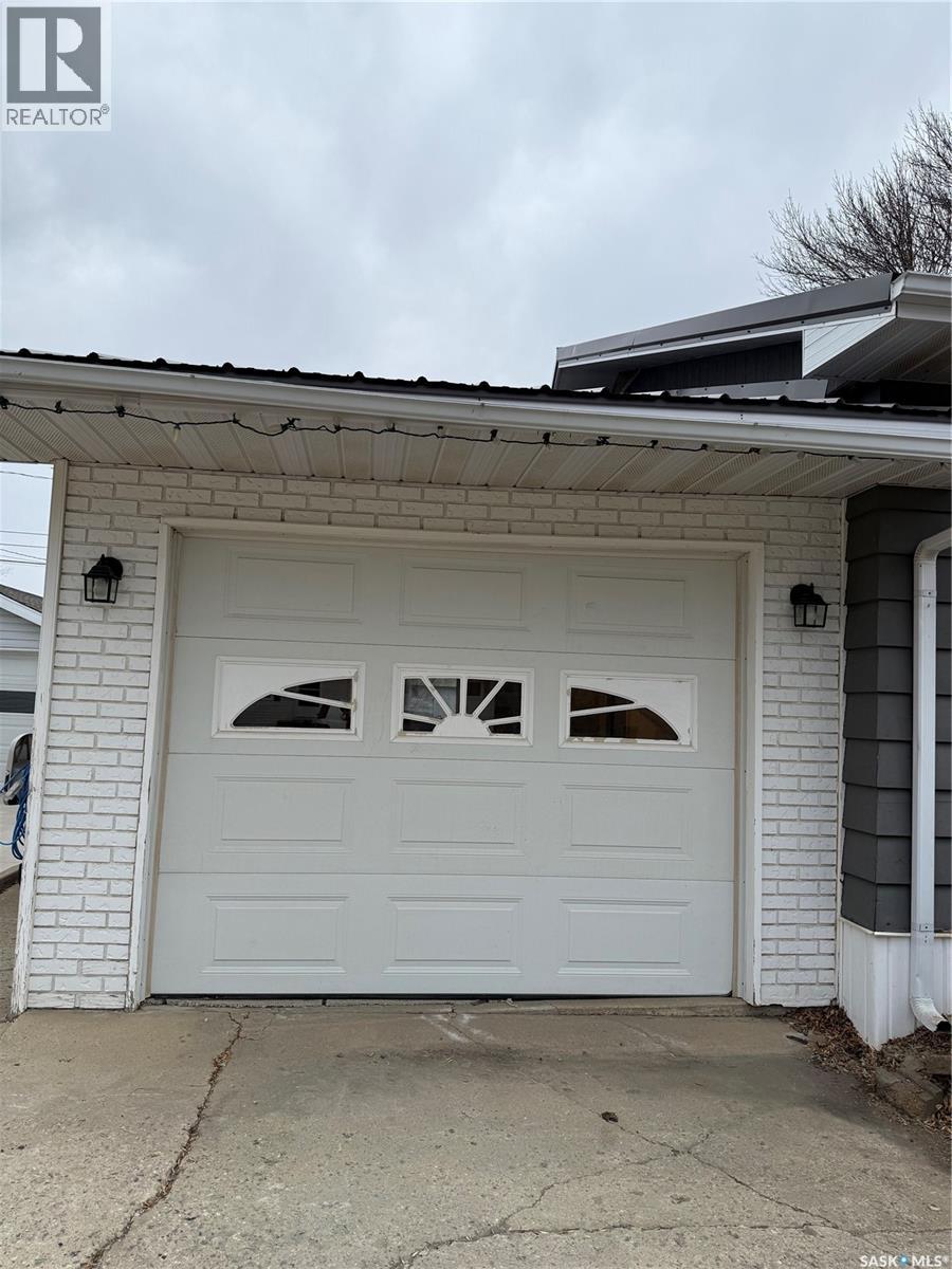 134 Perry CRESCENT - Photo 3 of 33, Estevan, Saskatchewan