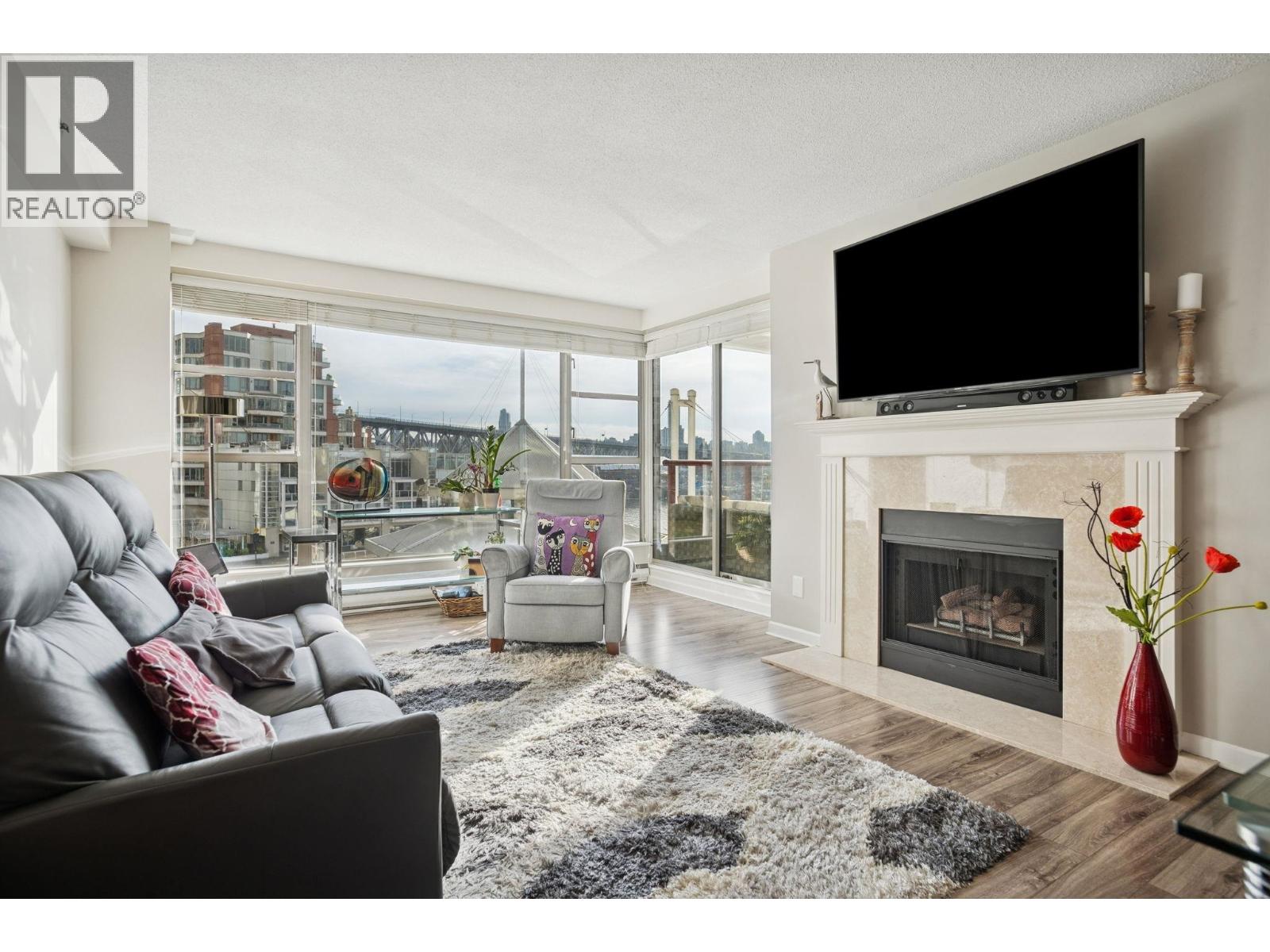 203 1008 BEACH AVENUE - Photo 2 of 33, Vancouver, British Columbia