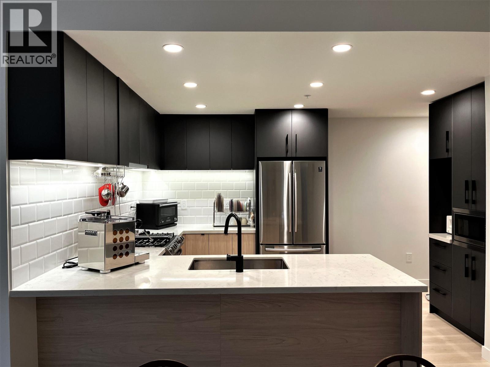 213 3018 ST GEORGE STREET, Port Moody