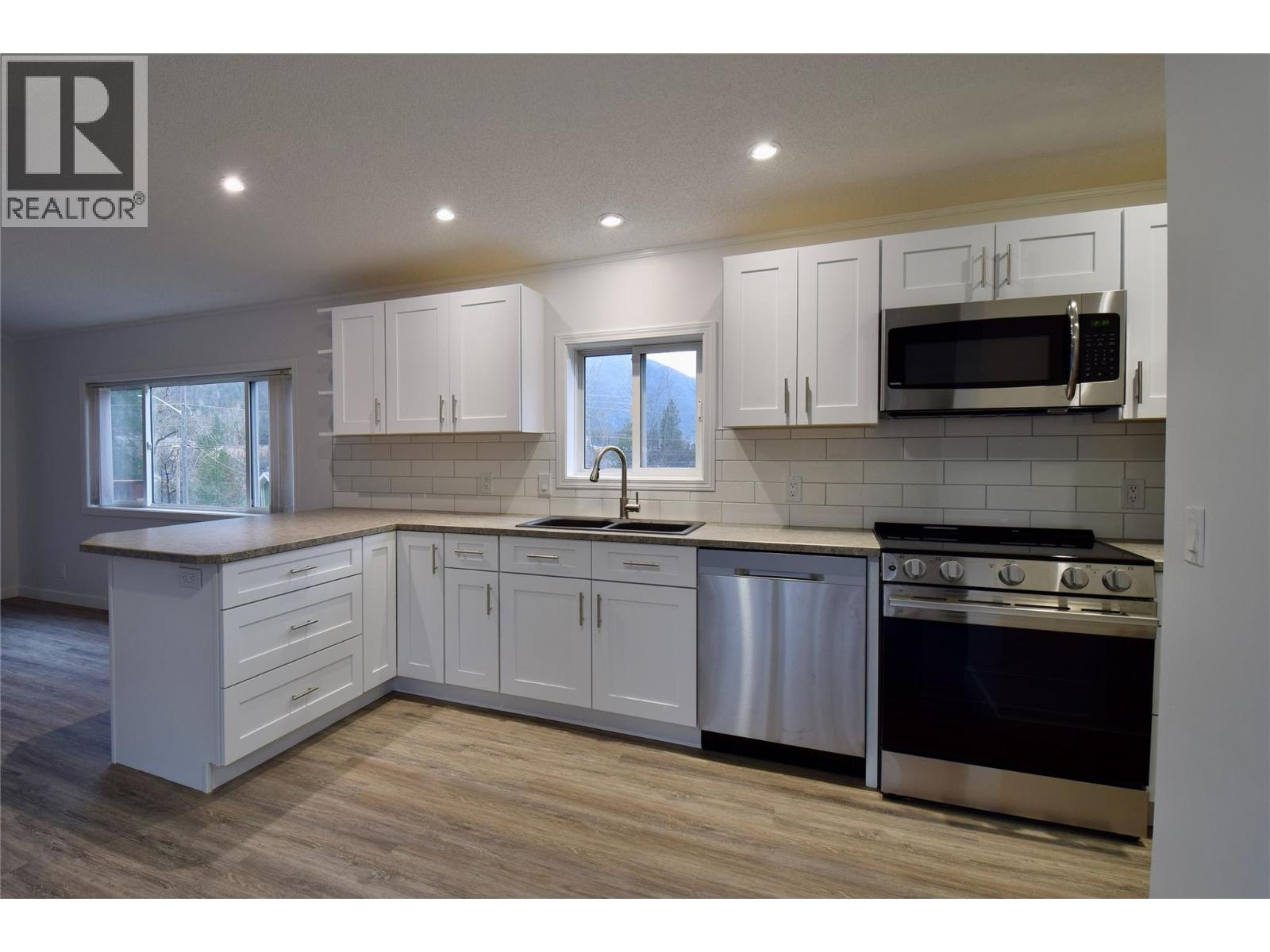 4029 Broadwater Road Unit# 2, Robson