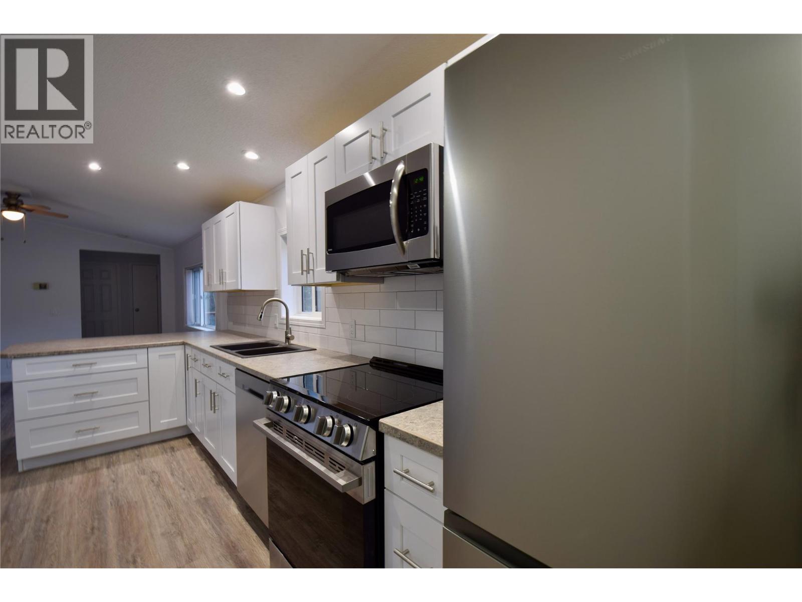 4029 Broadwater Road Unit# 2, Robson