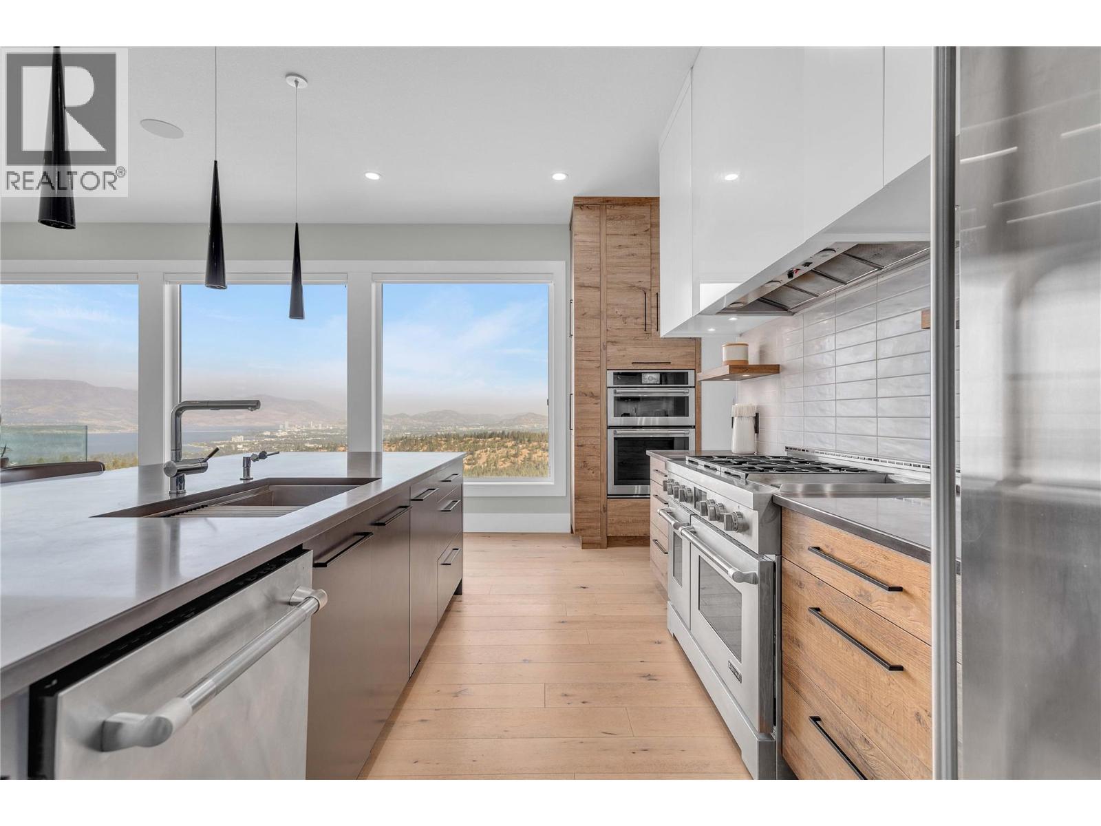  1050 Ledgeview Court, Kelowna