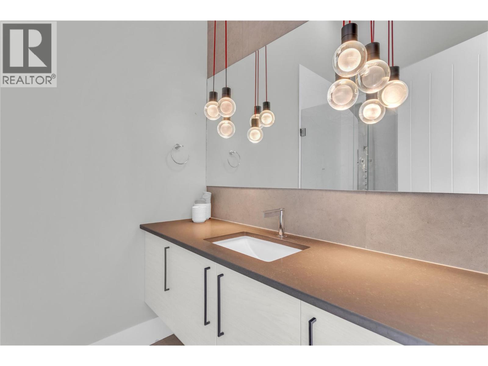  1050 Ledgeview Court, Kelowna