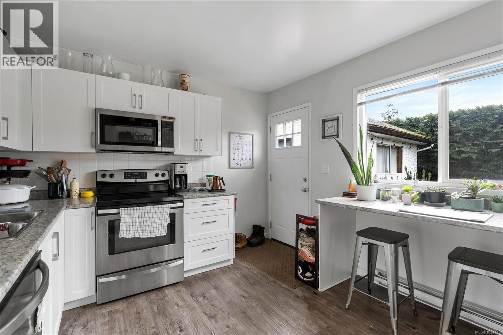  1725/1727 Ashdale Place, Saanich