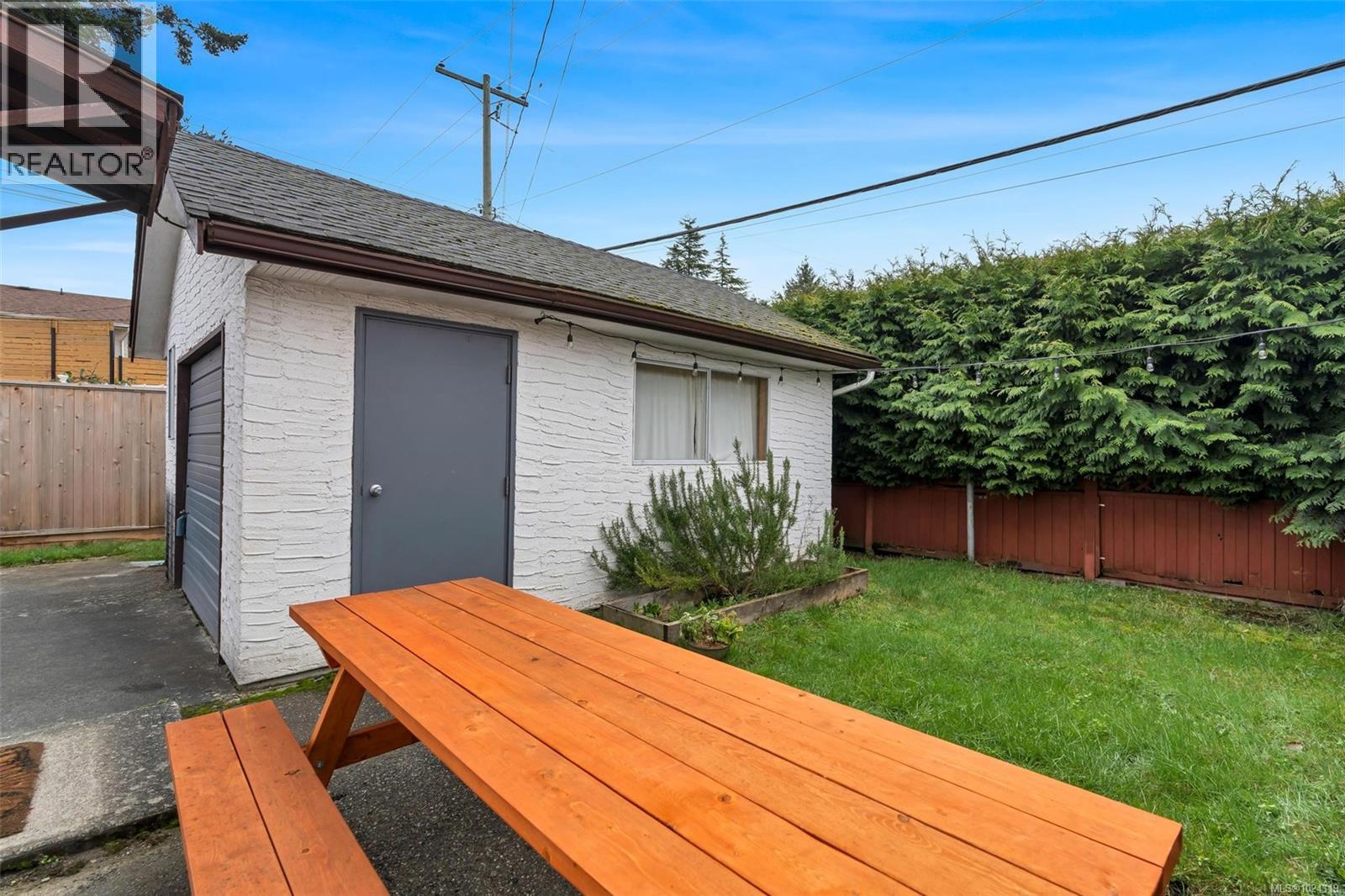  1725/1727 Ashdale Place, Saanich