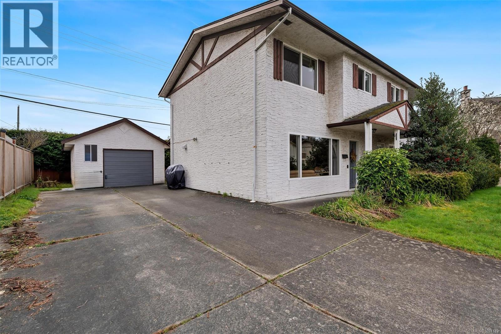  1725/1727 Ashdale Place, Saanich