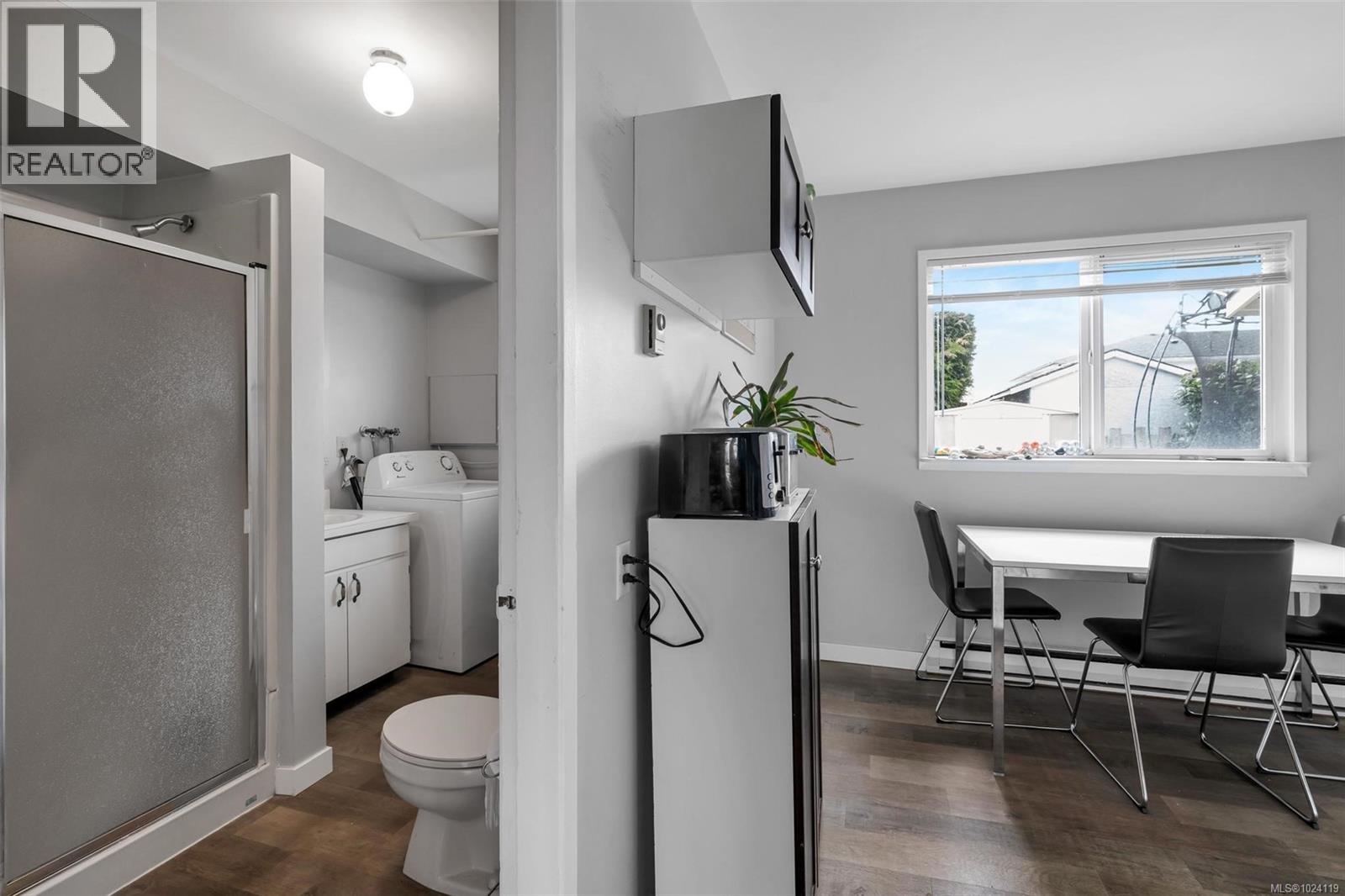  1725/1727 Ashdale Place, Saanich