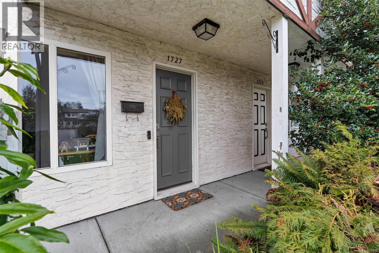  1725/1727 Ashdale Place, Saanich