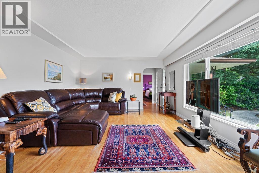 535 HOLDOM AVENUE, Burnaby