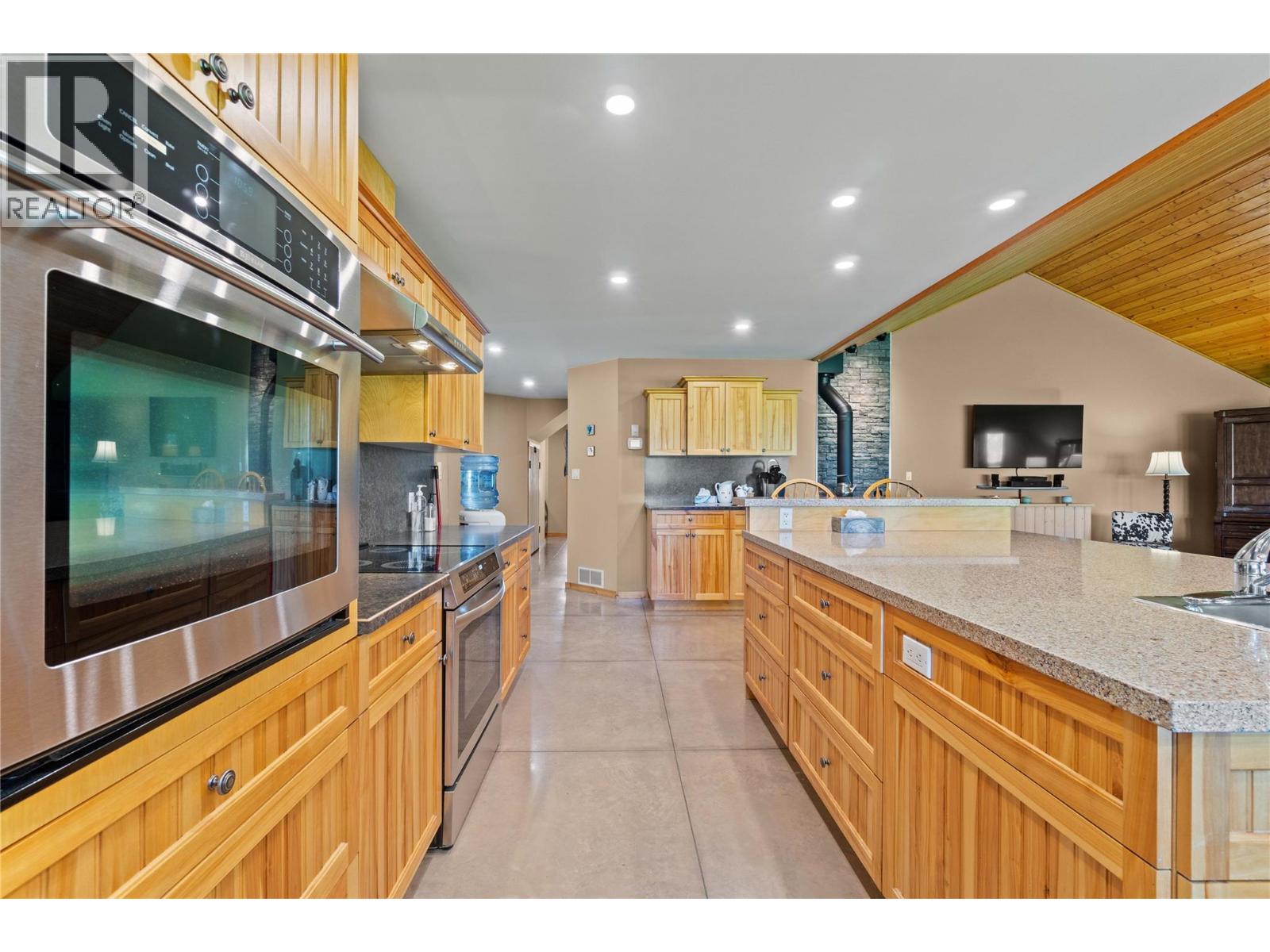  152 Salmon River Road, Salmon Arm